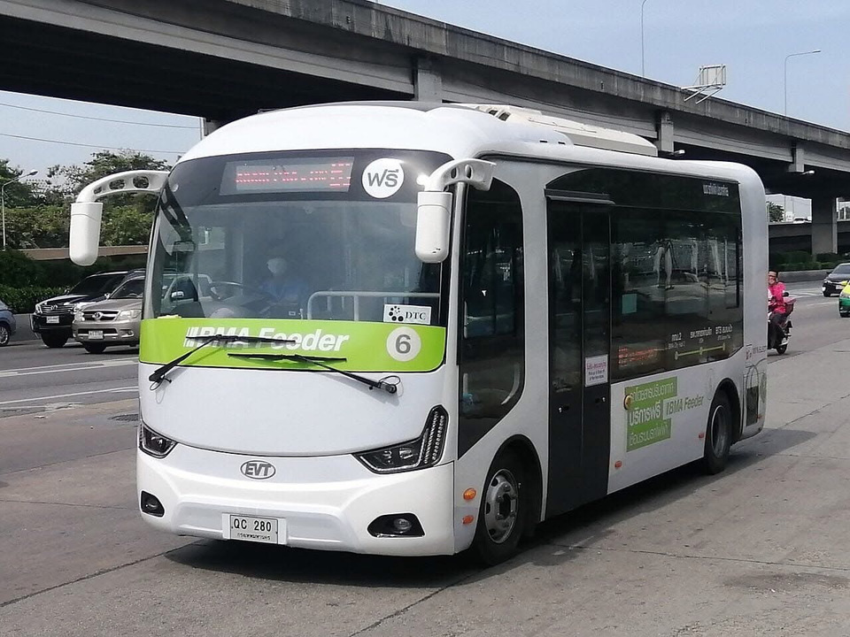 กทม. เปิด 'BMA Feeder' 4 คัน วิ่งสามเสน-ตั้งฮั่วเส็ง เพิ่ม 3 คันเชื่อมต่อ MRT สิรินธร ถึงวชิรพยาบาล-โรงเรียน อำนวยความสะดวก ปชช.
