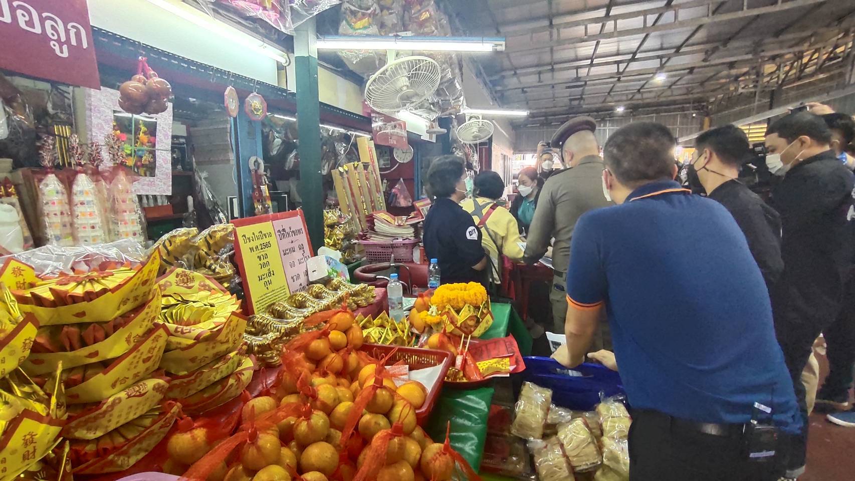 "กรมการค้าภายใน" ลุยตรวจร้านจำหน่ายเครื่องไหว้ศาลเจ้าพ่อเสือ เอาผิดร้านค้าขายเกินราคา
