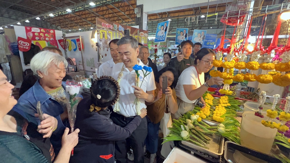 ชาวแสนตุ้งต้อนรับอบอุ่น “อภิสิทธิ์” มั่นใจประชาธิปัตย์ยึด สส.ภาคตะวันออก 4 จังหวัด