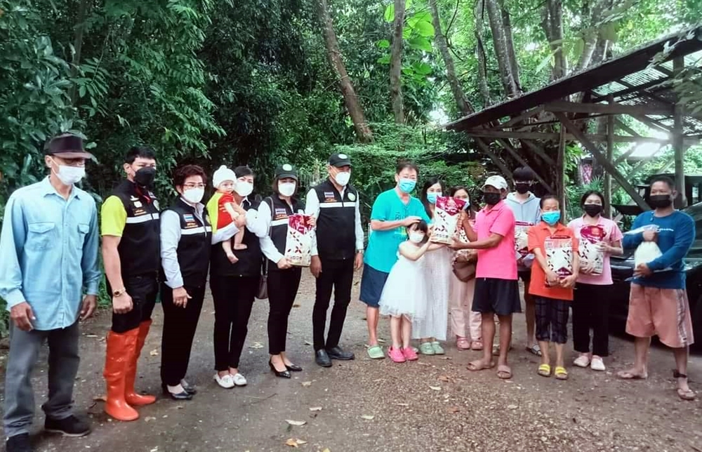 อดีตผู้ว่าฯสมชัยฐ์ "พู่ว่า คนเดินดิน" มอบข้าวสารประชาชนพื้นที่ อ.วังเจ้า