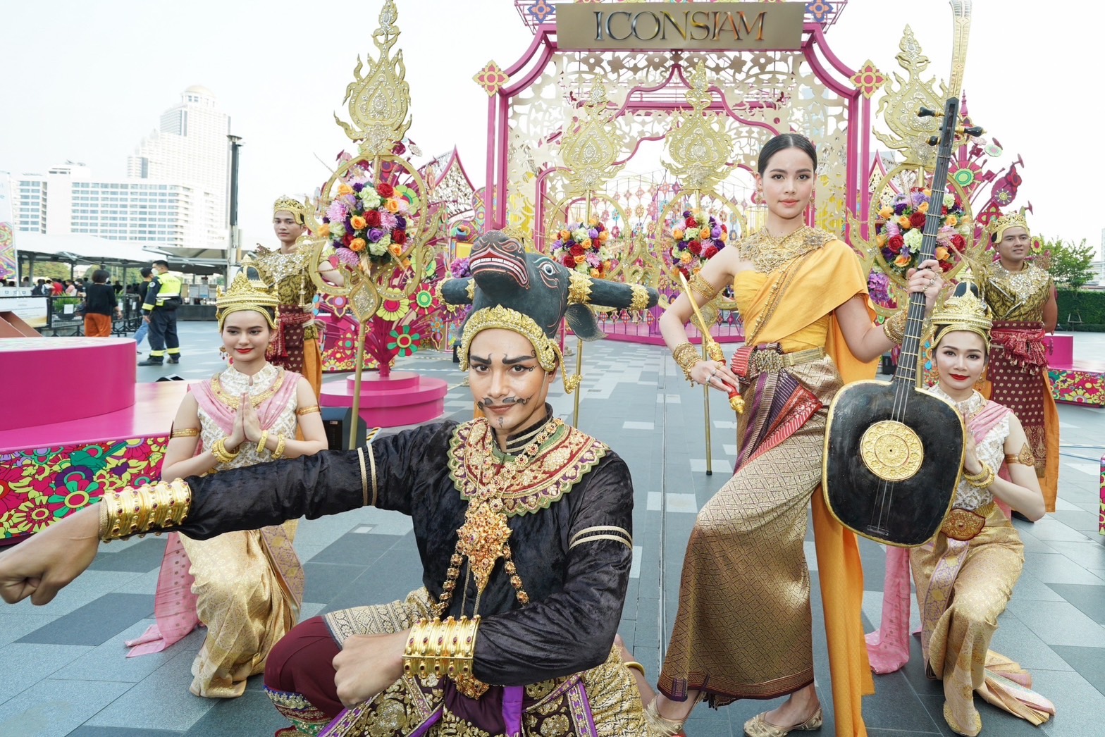 "ญาญ่า อุรัสยา"แปลงโฉมเป็นนางกิมิทาเทวี ในงานมหัศจรรย์เจ้าพระยามหาสงกรานต์ 2566 ที่ไอคอนสยาม