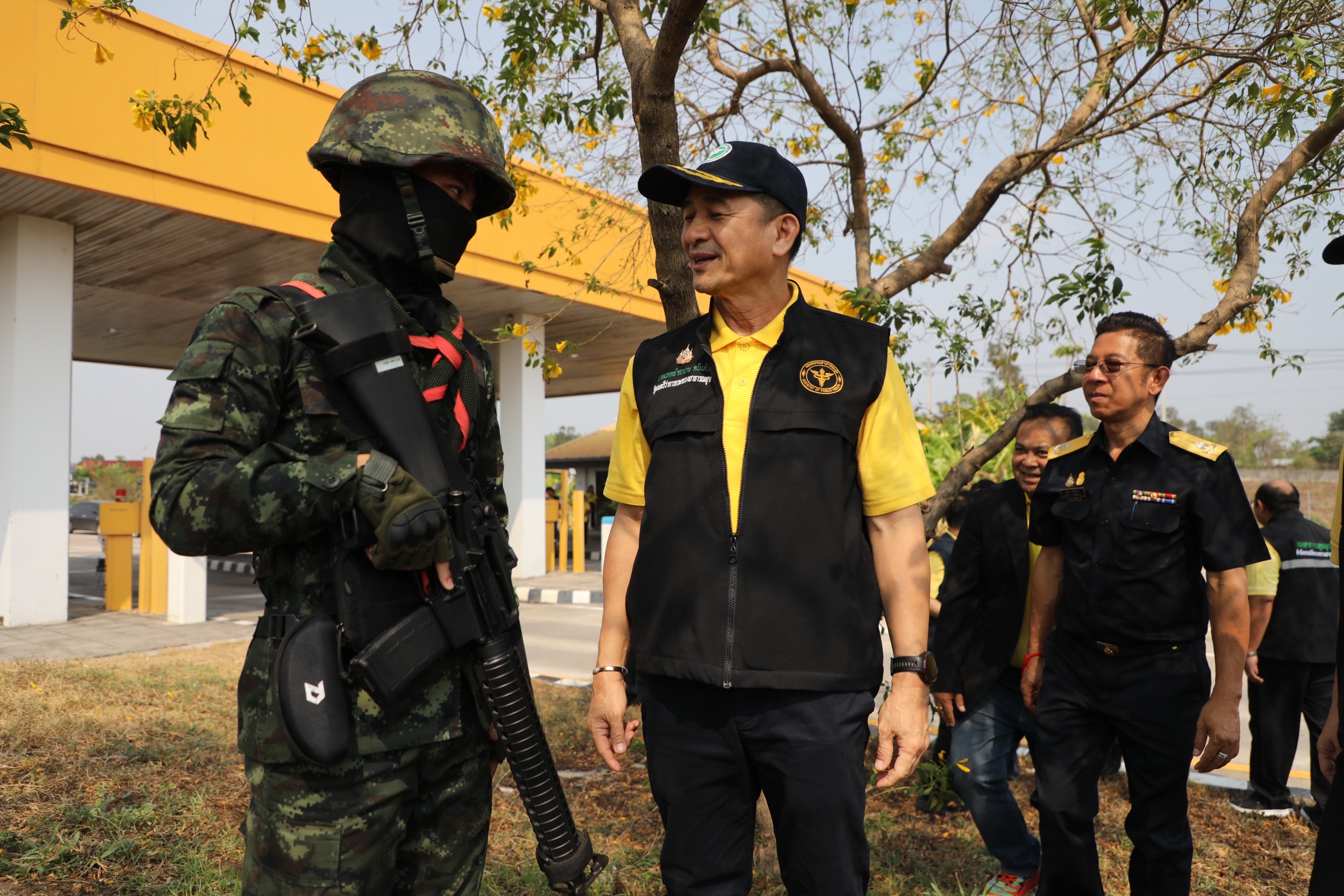 "ชลน่าน" ลงพื้นที่ "แม่สอด" ติดตามการให้ความช่วยเหลือด้านการแพทย์และสาธารณสุขผู้หนีภัยเมียนมา