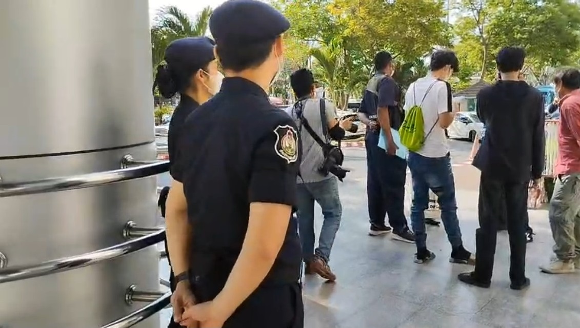 ศาลนัดตัดสินคดีม็อบ REDEM ชุมนุม หน้าศาลอาญา เรียกร้องปล่อยตัว "เพนกวิน" กับพวก "หมิ่นเบื้องสูง" ปี 2564
