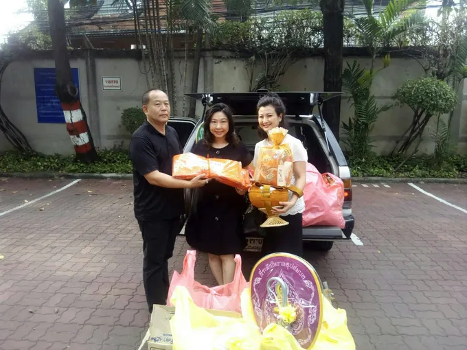 มอบชุดผ้าไตรและเครื่องอัฐบริขาร