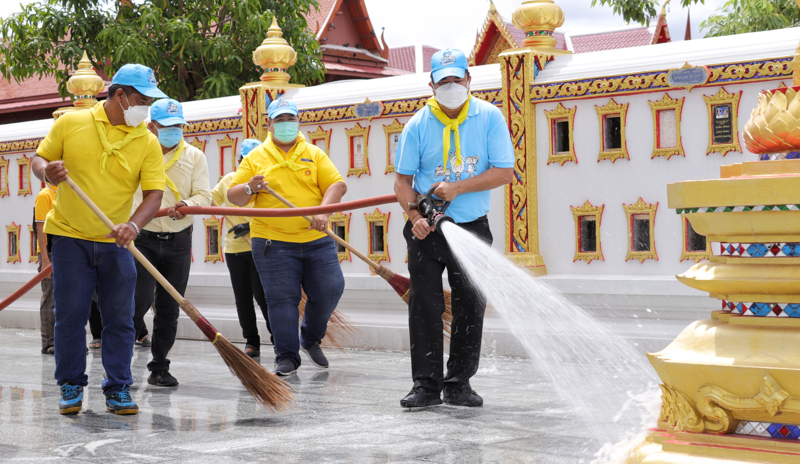 นายอำเภอเมืองปทุมฯ นำจิตอาสาพัฒนาศาสนสถาน ถวายเป็นพระราชกุศล สมเด็จพระบรมราชชนนีพันปีหลวง เนื่องในวันแม่แห่งชาติ