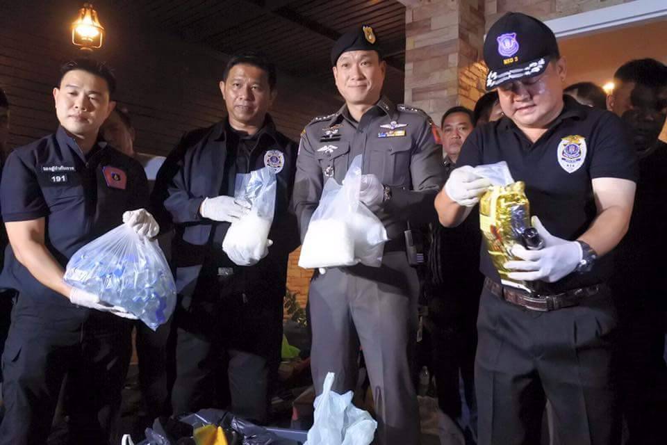 สนธิกำลังค้นบ้านพักย่านรามคำแหง ยึดยาเสพติดจำนวนมาก