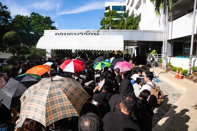 ปชช.แห่จองเหรียญที่ระลึกพระราชพิธีถวายพระเพลิงพระบรมศพ วันแรกคึกคัก