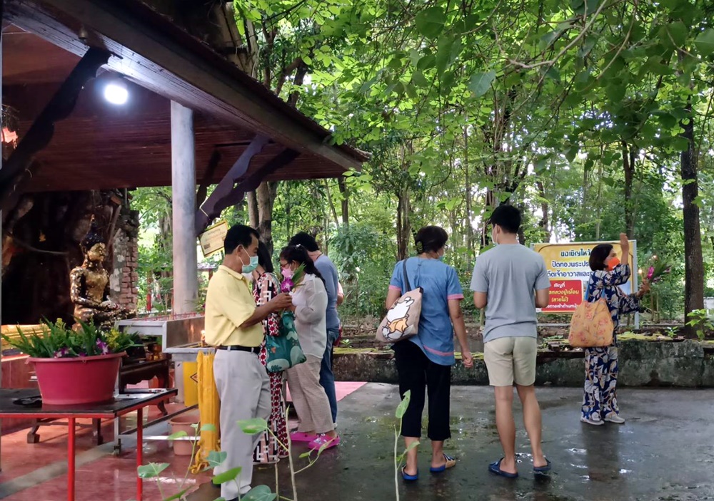 รวมพลคนโชคดี!! แห่กราบไหว้ขอพรพระในอุโบสถปรกโพธิ์อายุ 100 กว่าปี หลังนำเลขเสี่ยงโชคร่ำรวยกันถ้วนหน้า