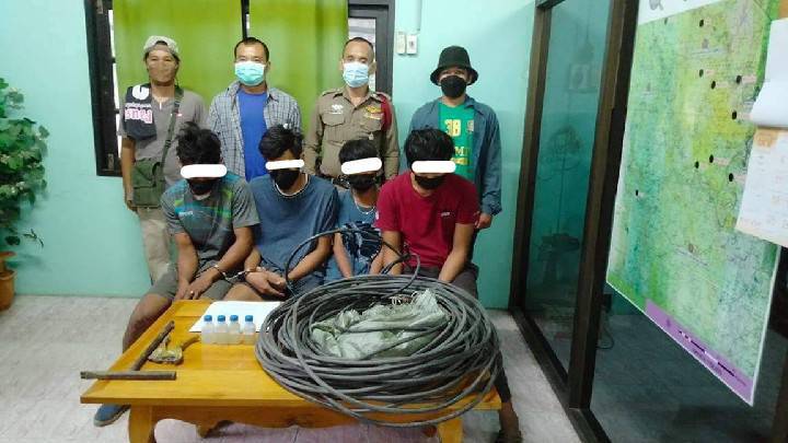ผญบ.ร่วมตำรวจกาญจน์ รวบ 4 โจ๋แสบแก๊งตัดสายไฟคาด่านเคอร์ฟิว 
