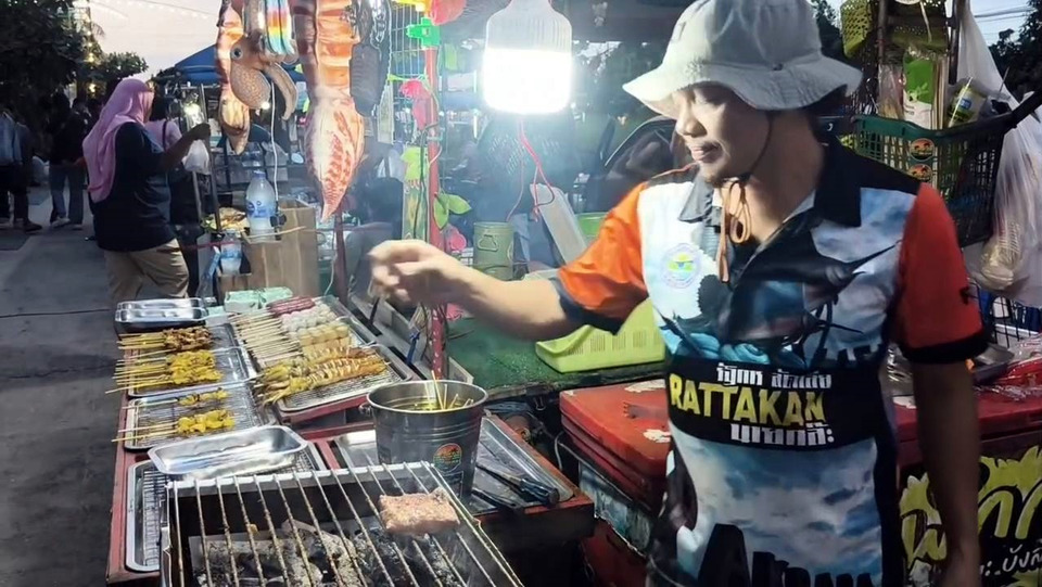 ซาเล้งสร้างอาชีพ! หนุ่มสตูล ดัดแปลงรถพ่วงขายหมึกย่างริมหาดปากบารา ลูกค้าแน่น ย่างแทบไม่ทัน