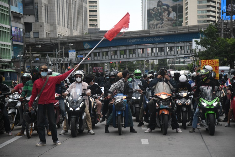 มาตามนัด!'คาร์ม็อบ' แยกราชประสงค์คึก มวลชนร่วมเคลื่อนขบวนแน่น (ประมวลภาพ)