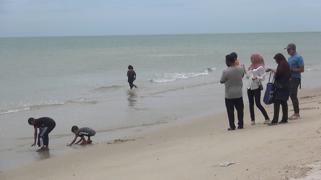 ชาวไทยมุสลิมท่องเที่ยวช่วงฮารีรายอชายหาดชลาทัศน์และชายหาดสมิหลาคึกคัก