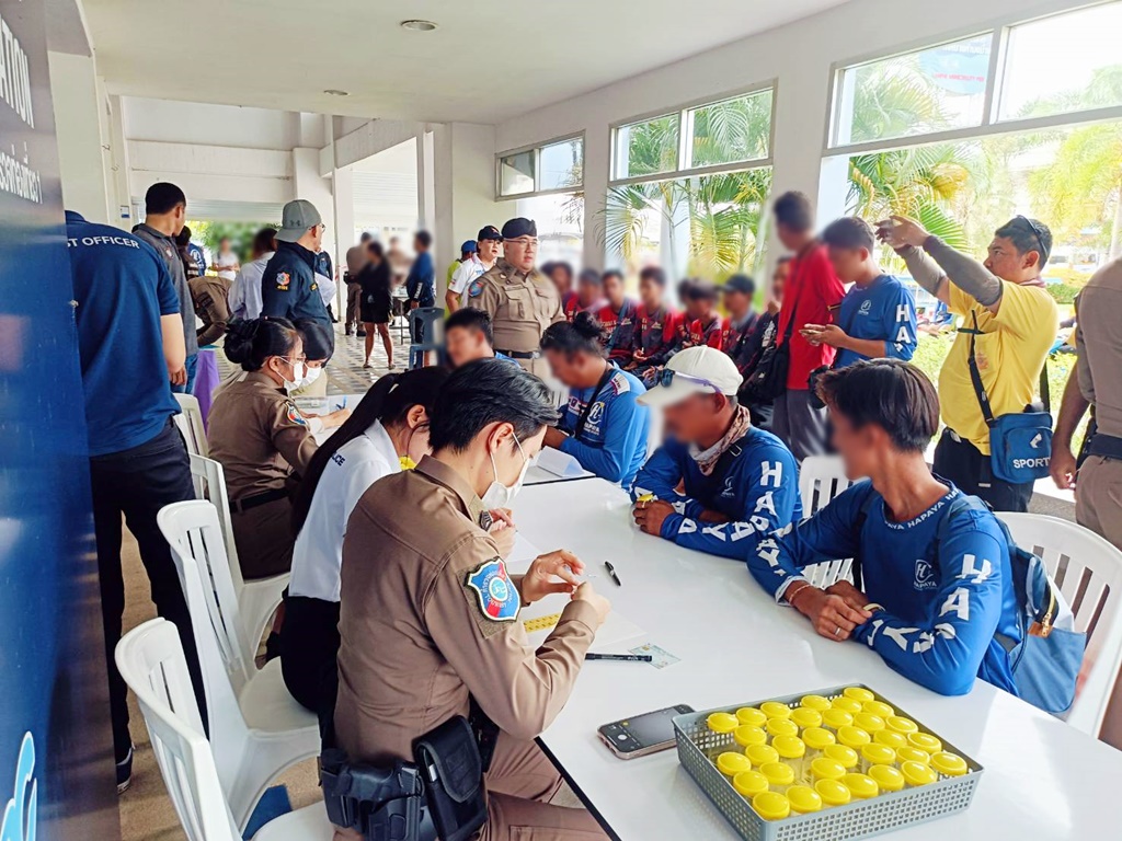 ตร.ท่องเที่ยวระยอง ตรวจปัสสาวะคนขับเรือ-รถโดยสารรับส่ง นทท.ท่าเรือข้ามฟากเกาะเสม็ด
