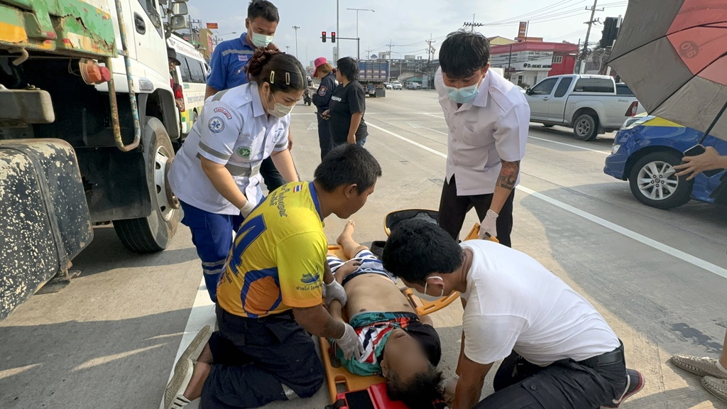 คนขับสิบล้อขนดินช็อกหมดสติกลางไฟแดง กู้ภัยปั๊มหัวใจช่วยชีวิตได้ทัน