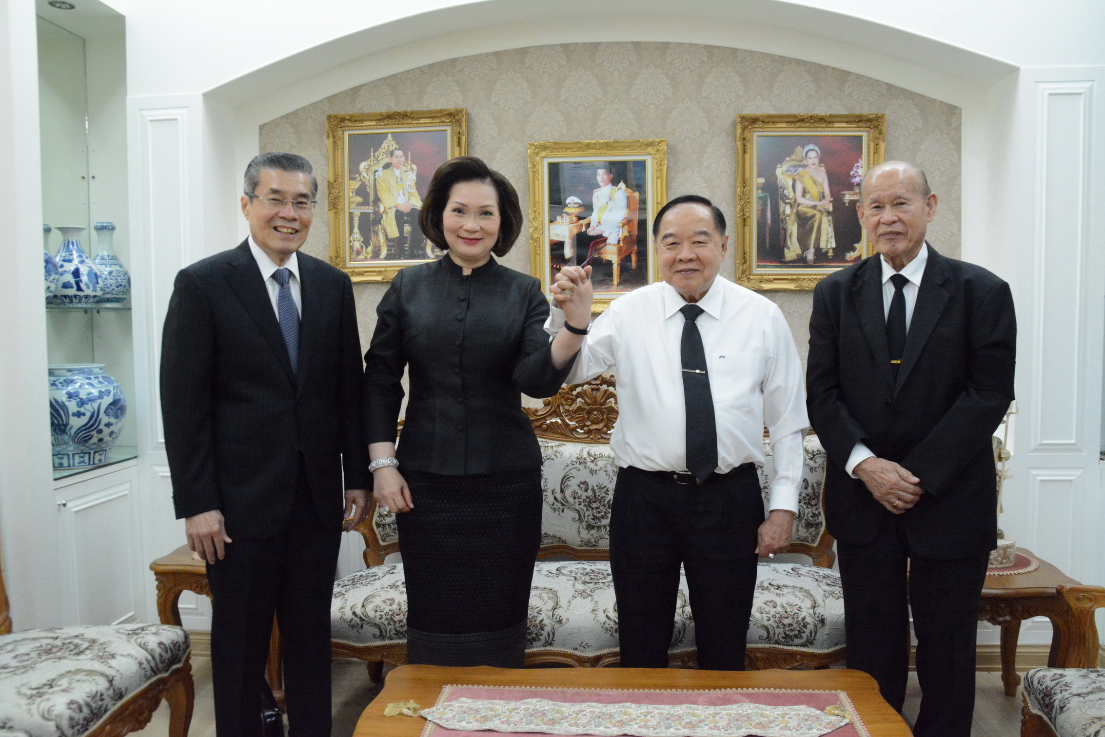 พล.อ.ประวิตร ยินดี คุณหญิงปัทมา นั่งไอโอซีเมมเบอร์
