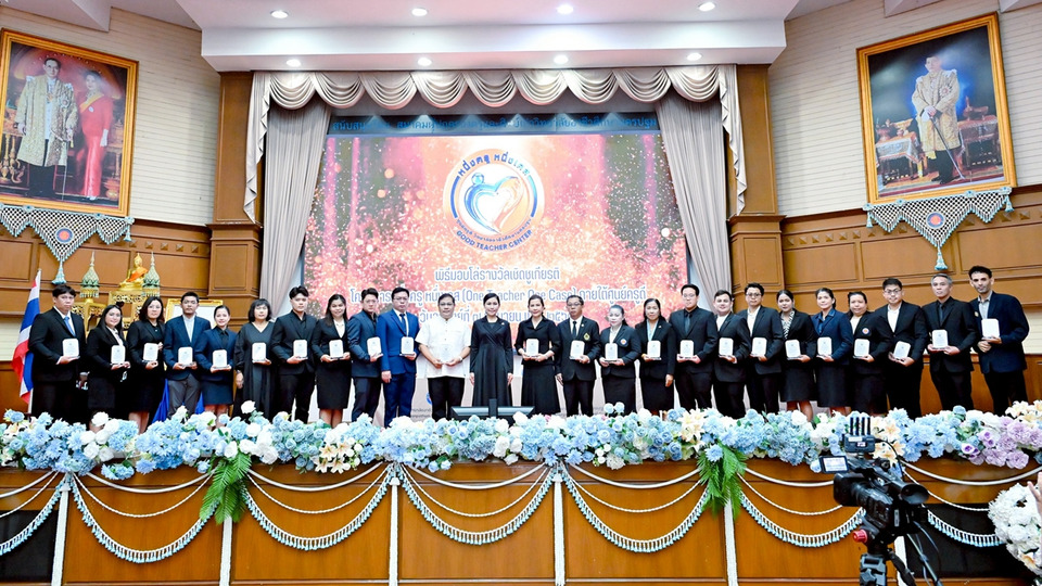 ผู้ว่าฯ นครปฐมมอบโล่ครูต้นแบบ ขับเคลื่อน “One Teacher One Case” ลดเด็กหลุดระบบการศึกษา