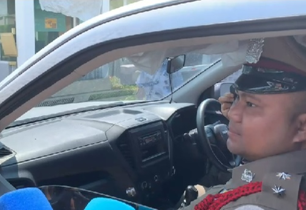 ตร.ทุ่งสองห้อง นำหมายเรียกส่งที่บ้านพัก "บิ๊กโจ๊ก" เพื่อรับทราบข้อกล่าวหาฟอกเงิน
