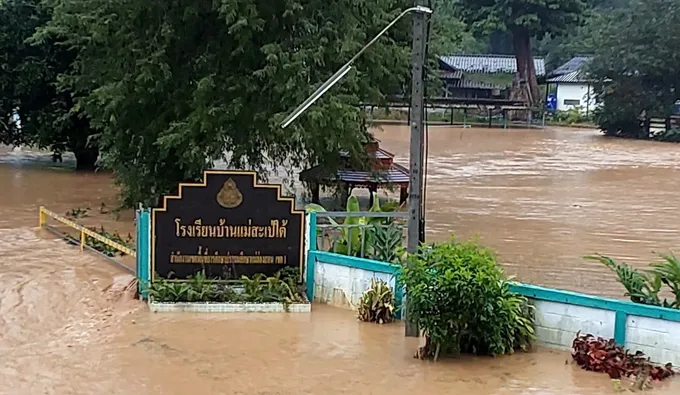 แม่ฮ่องสอนอ่วม! น้ำป่าทะลักท่วมแม่สะเป่ใต้ ดินสไลด์ทับบ้านสบเมย เร่งช่วยชาวบ้าน