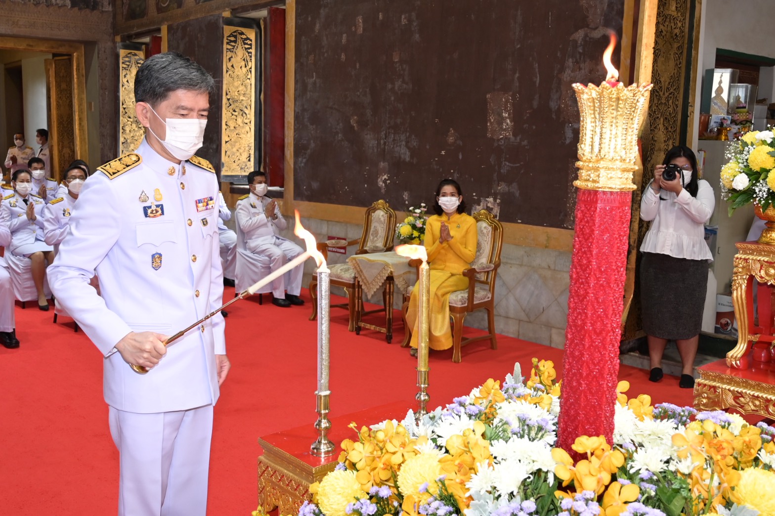 'ในหลวง' โปรดเกล้าฯ พระราชทานเทียนพรรษาวัดพระปฐมเจดีย์ 