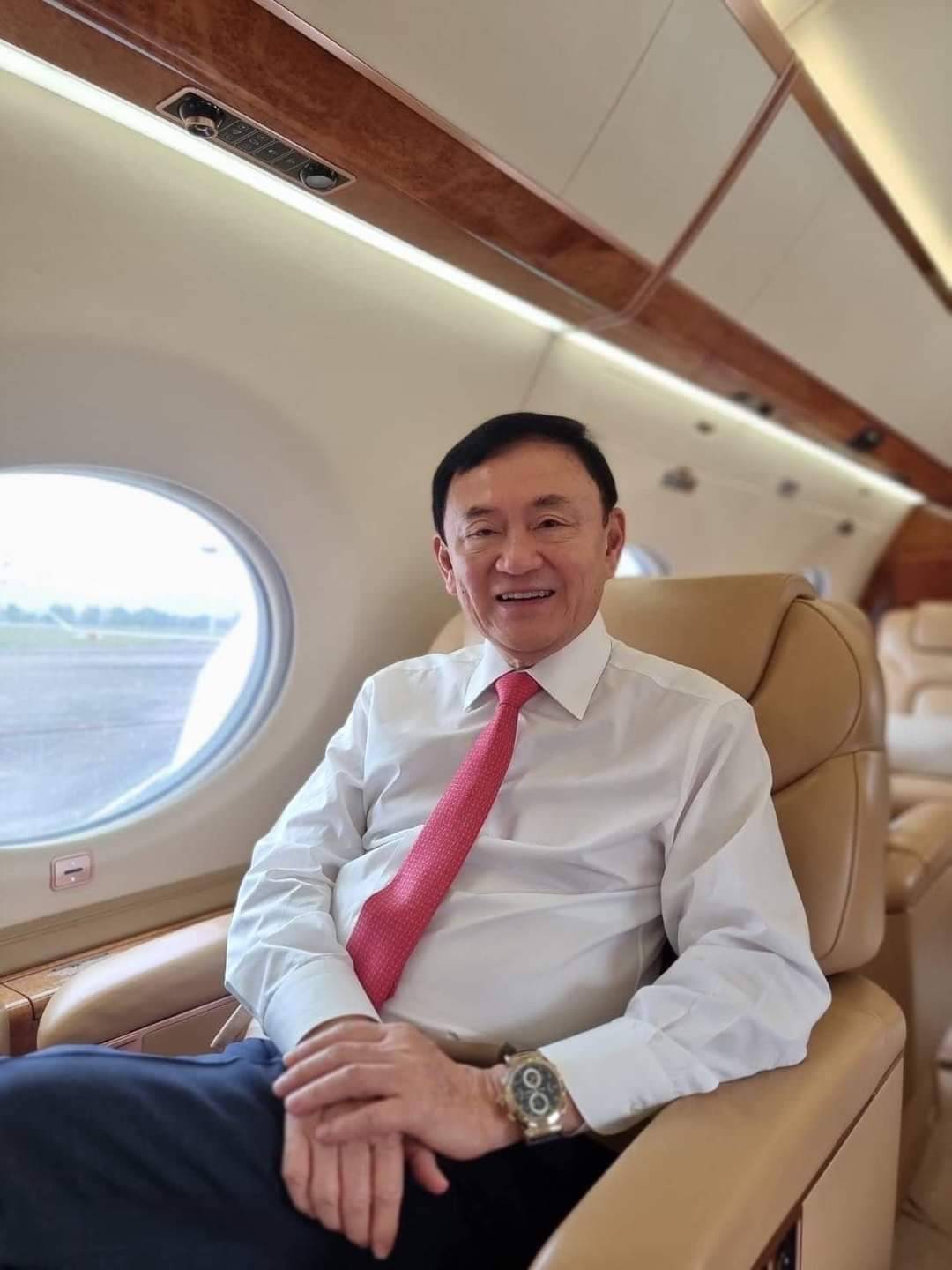 จับตานาทีประวัติศาสตร์ ! "ทักษิณ" ถึงไทย เตรียมถวายบังคมพระบรมฉายาลักษณ์ "ในหลวง-พระราชินี" 