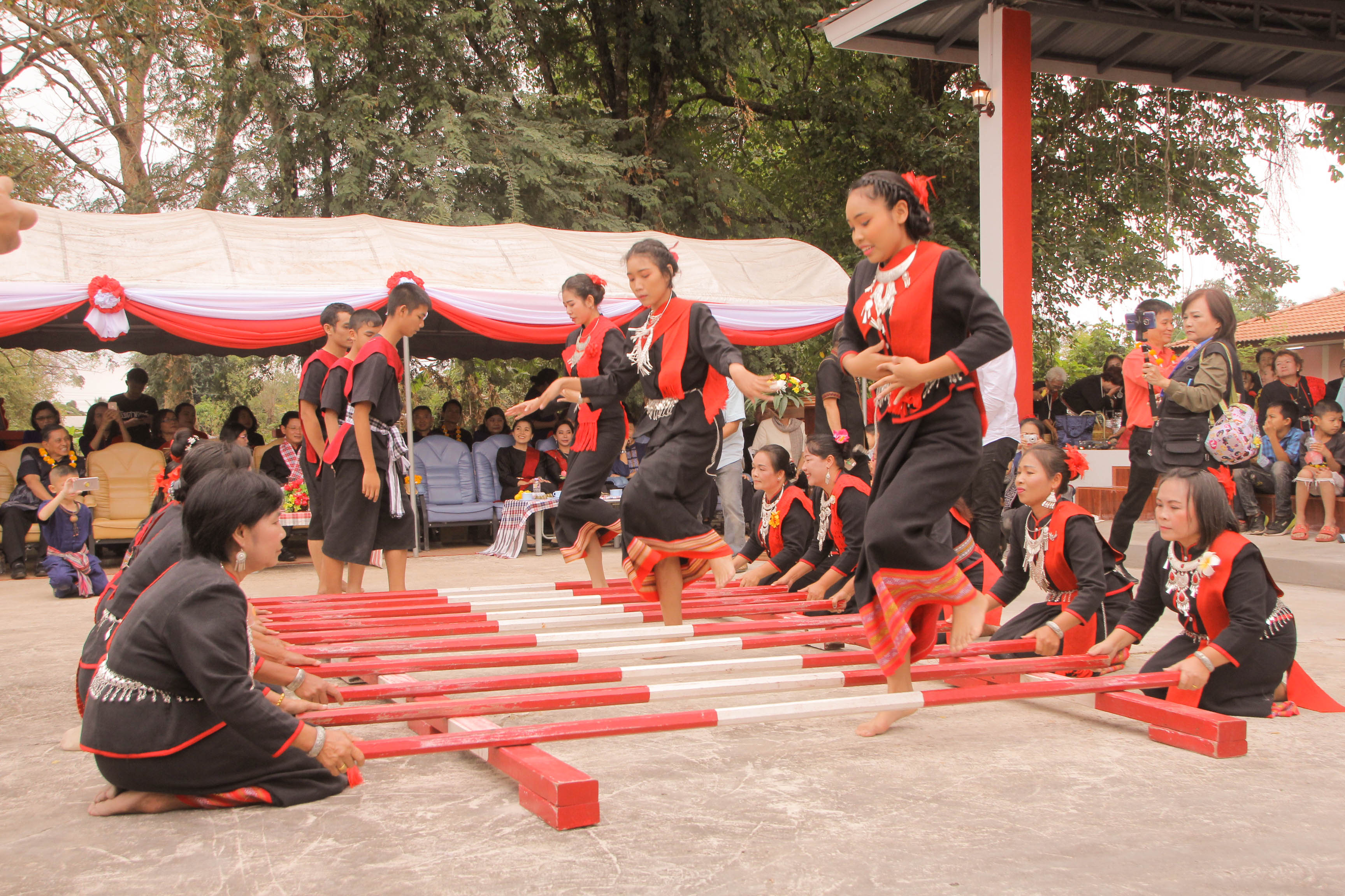 หนึ่งเดียวในไทยโชว์แสกเต้นสาก สืบพิธีกรรมไหว้เจ้าบรรพบุรุษโองมู้