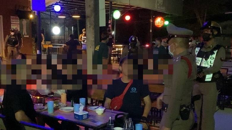 ตำรวจโคราชเอาจริงลุยจับ 13 ร้านอาหารกึ่งผับแหกกฎเหล็กป้องกันโควิด