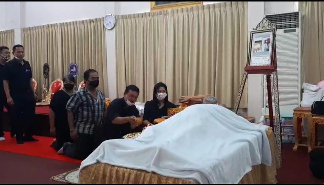 คนการเมืองร่วมพิธีศพพ่อณัฐวุฒิ​  ใสยเกื้อ