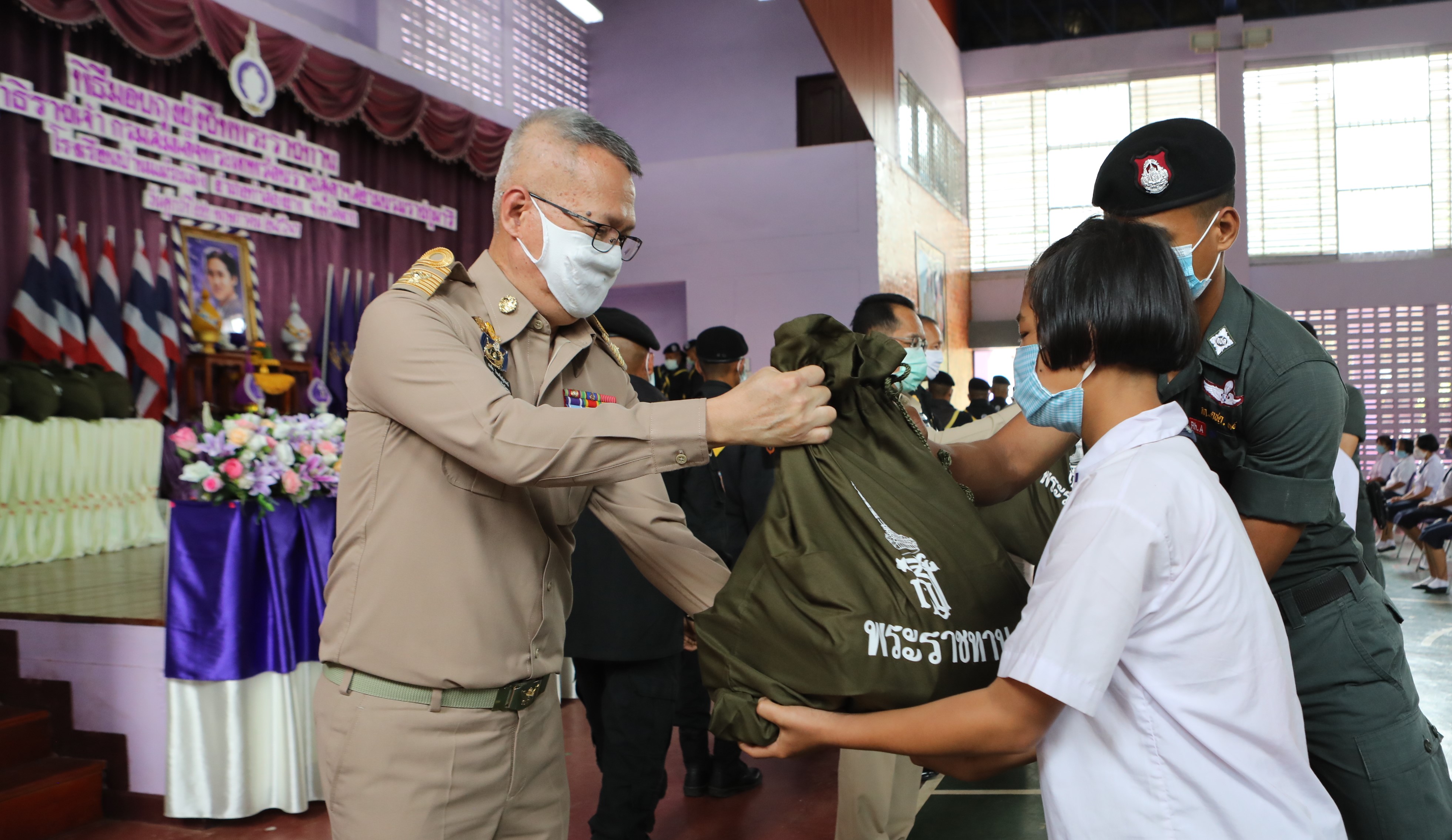 รร.บ้านแม่ระเมิง ทำพิธีรับมอบถุงยังชีพพระราชทาน