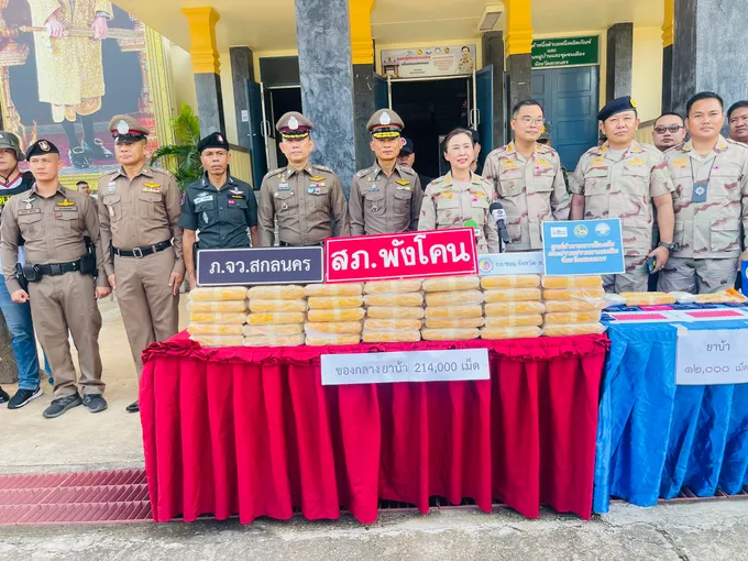 สกลนครแถลงจับเครือข่ายยาเสพติด ยึดยาบ้า 214,000 เม็ด ลุยขยายผลยึดทรัพย์กว่า 1 ล้านบาท