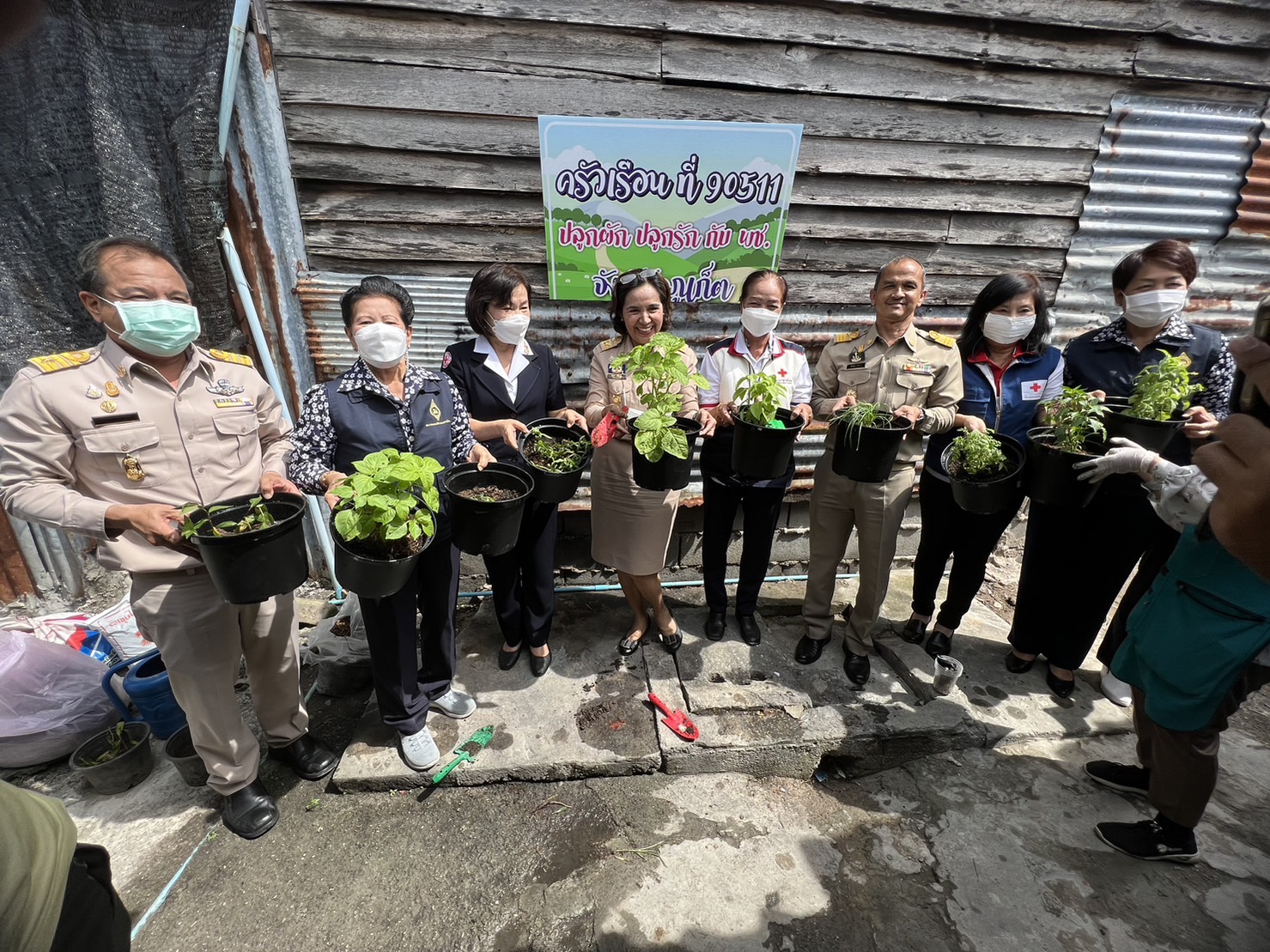 พช.ภูเก็ต ส่งเสริมการปลูกผักสวนครัวเพื่อสร้างความมั่นคงทางอาหาร ลดค่าครองชีพของประชาชน