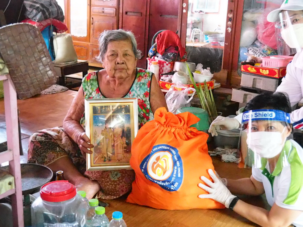  เทศบาลตำบลแพรกษาแจกถุงยังชีพพระราชทาน  ให้กับปชช.ที่ประสบปัญหาน้ำท่วม