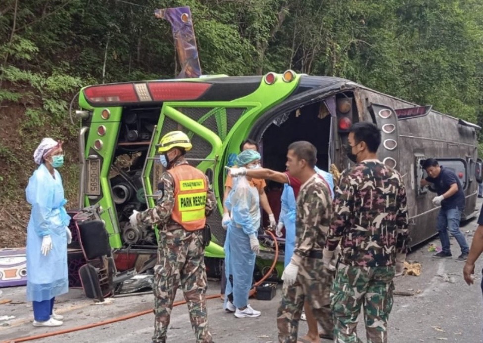 ตร.ทางหลวงส่งชุดเคลื่อนที่เร็วอำนวยความสะดวกการจราจรเหตุรถทัวร์พลิกคว่ำ 