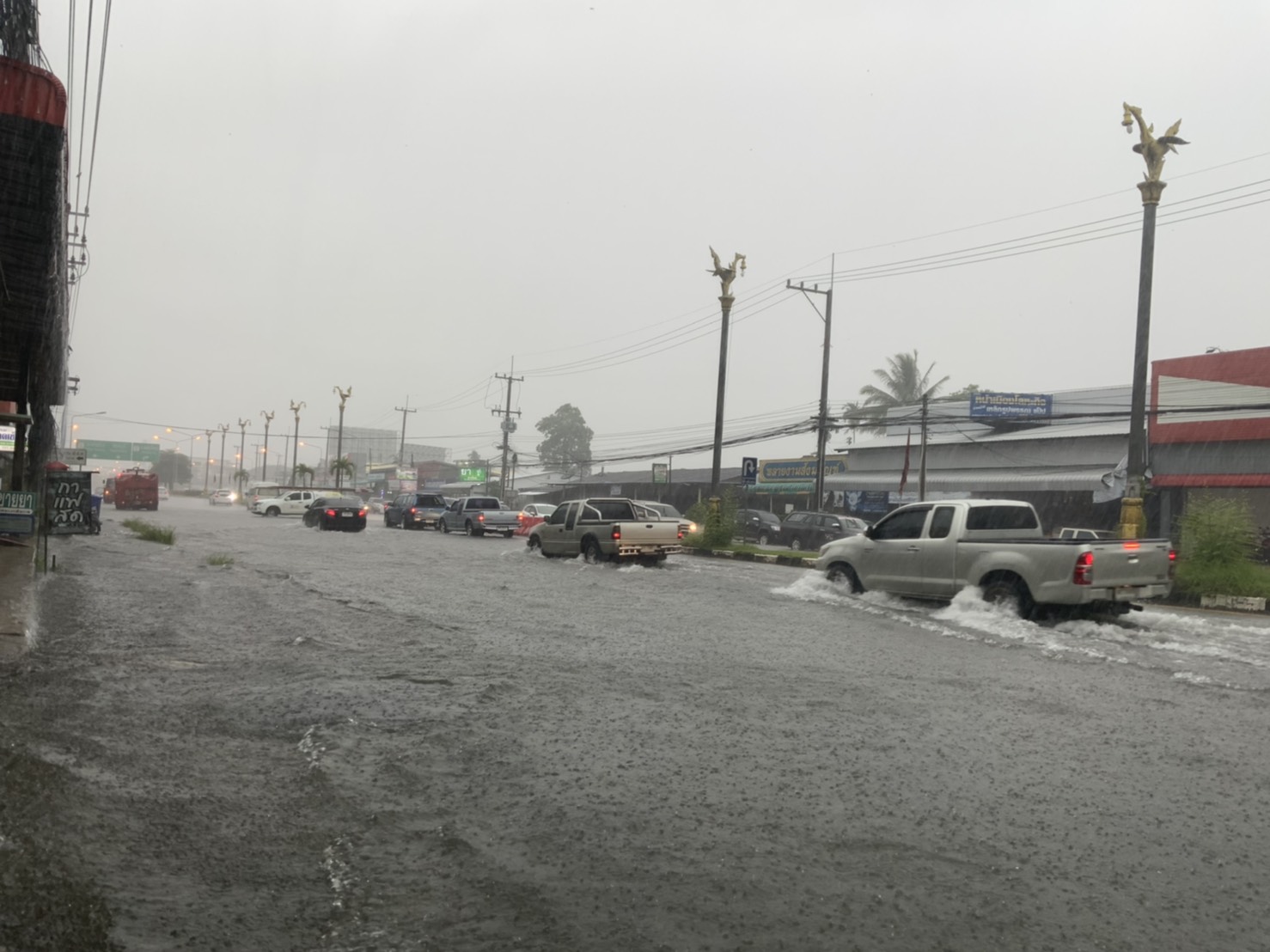 ฝนถล่มเมืองตราด! ถนนในเขตเทศบาลเมืองท่วมกว่า 10 สาย