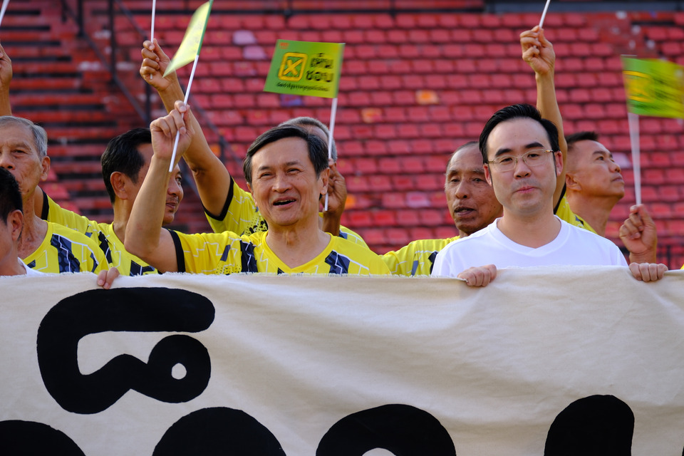 "จาตุรนต์ ฉายแสง" นำทีมแข้ง VIP แปดริ้ว ร่วมเตะฟุตบอล "Kick for Democracy" รณรงค์ “เห็นชอบ” ประชามติ-จัดทำรธน.ฉบับใหม่