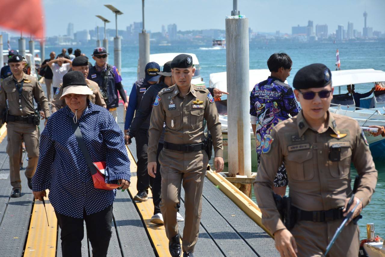  ตำรวจท่องเที่ยวพัทยาดูแลความปลอดภัย นทท. เดินทางไปเกาะล้าน หลังเจ้าท่าชักธงแดงเตือนคลื่นลมแรง