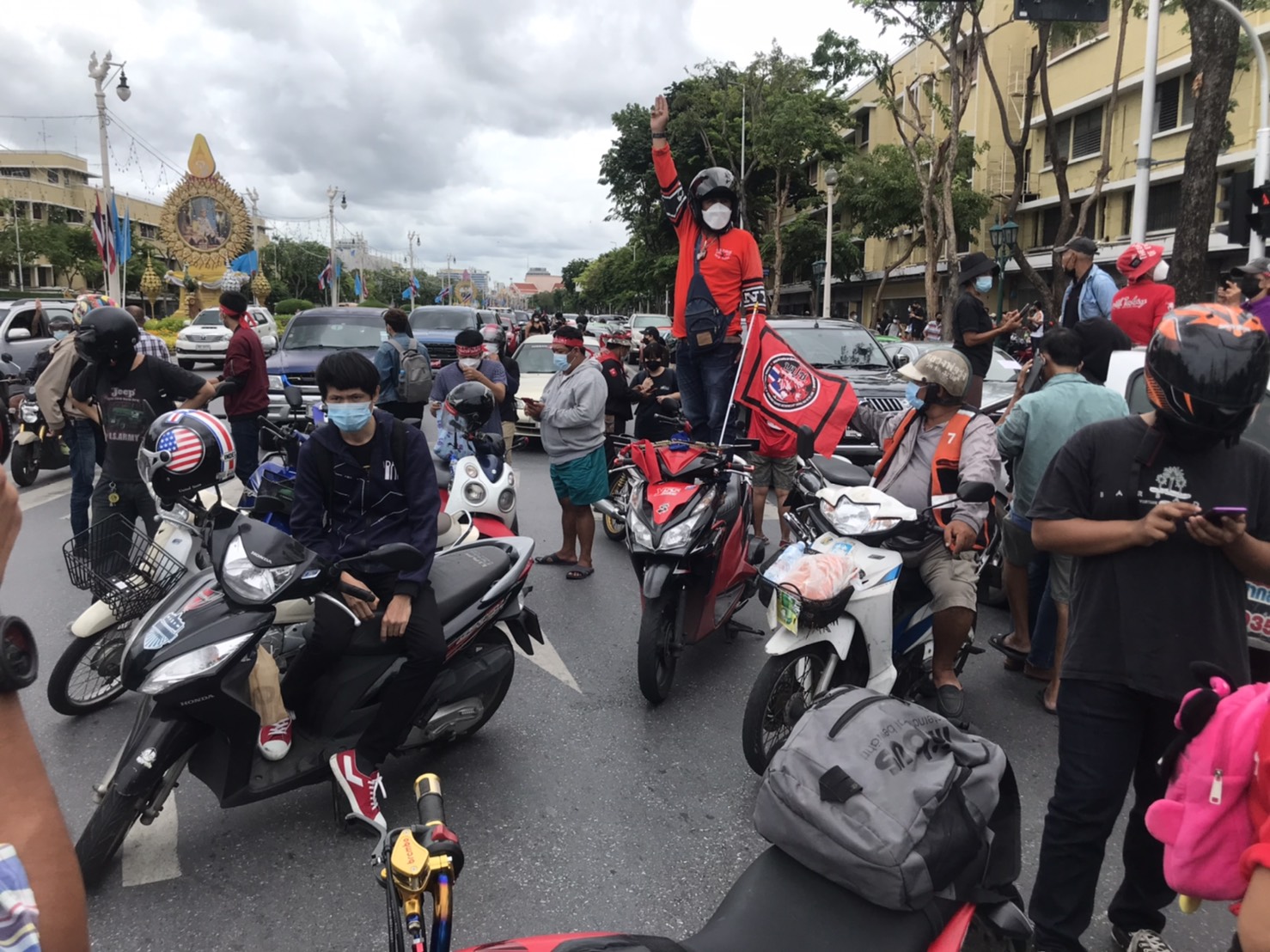 บรรยากาศกลุ่มมวลชน "ทะลุฟ้า" ที่อนุสาวรีย์ประชาธิปไตย 