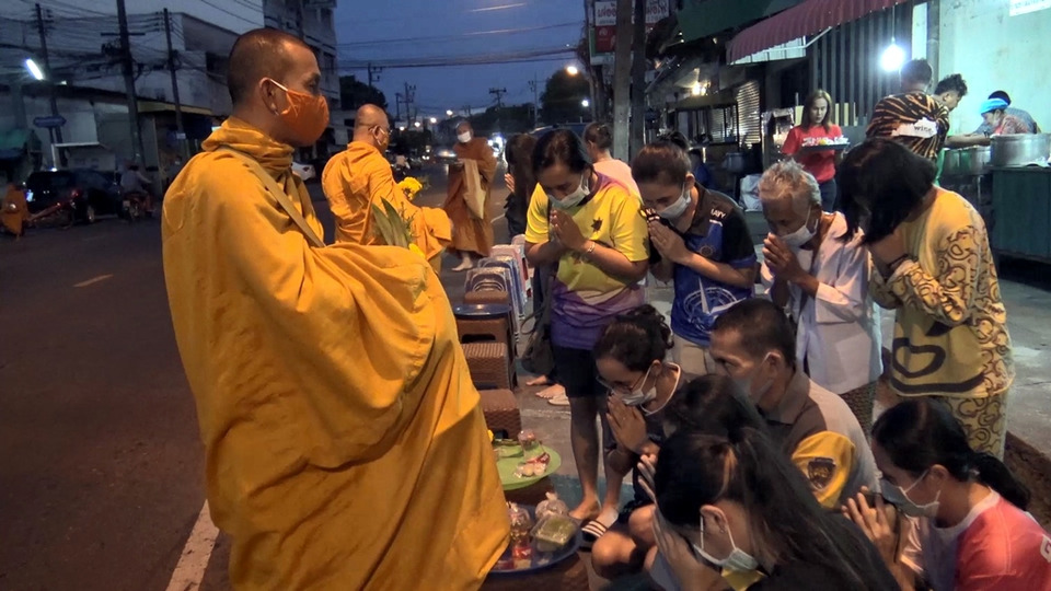 ชาวสงขลาร่วมทำบุญตักบาตรวันออกพรรษา พร้อมเตรียมงานประเพณีลากพระ