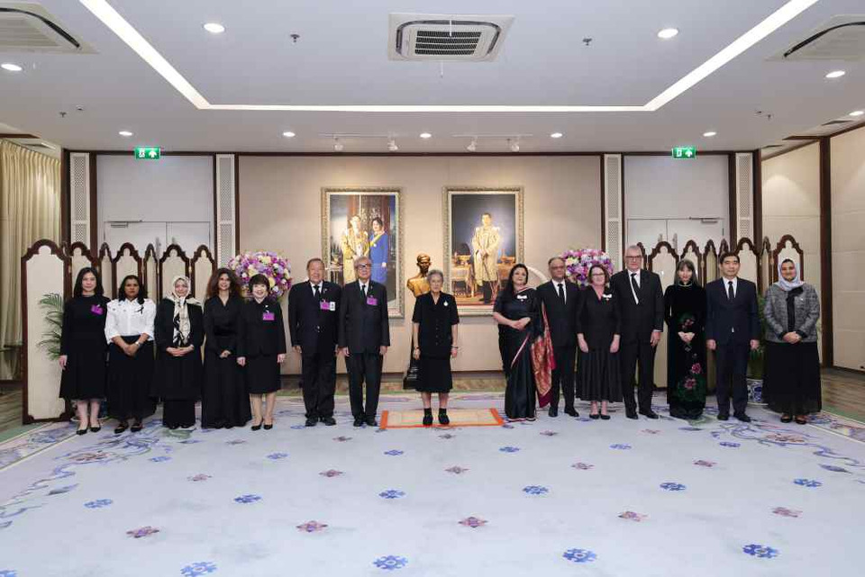 กรมสมเด็จพระเทพรัตนราชสุดาฯ พระราชทานพระราชวโรกาส ให้ เตช นำเอกอัครราชทูตต่างประเทศประจำประเทศไทย และคู่สมรส จัดงานออกร้านคณะภริยาทูต เฝ้าฯ 