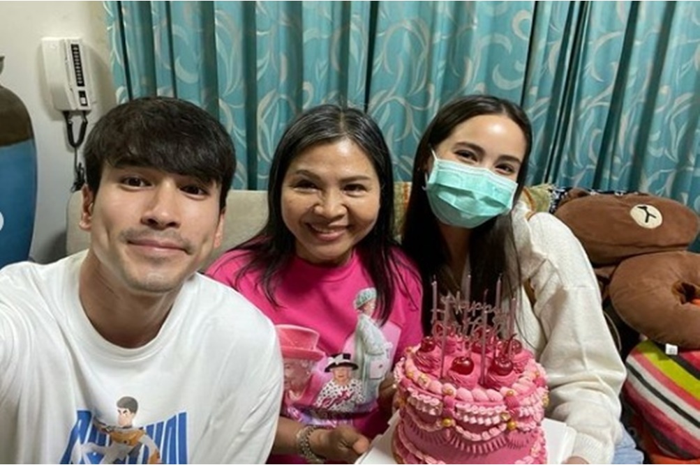 'แม่แก้ว' ปลื้ม 'ญาญ่า' หอบเค้กสีชมพูเบิร์ธเดย์ร่วมเฟรม 'ณเดชน์'