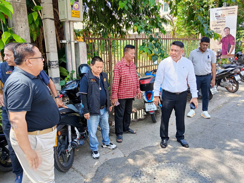 “นายกเบิ้ม” ลงพื้นที่ปรับผิวจราจรถนนแม่สอด ป้องกันอุบัติเหตุช่วงสงกรานต์ 