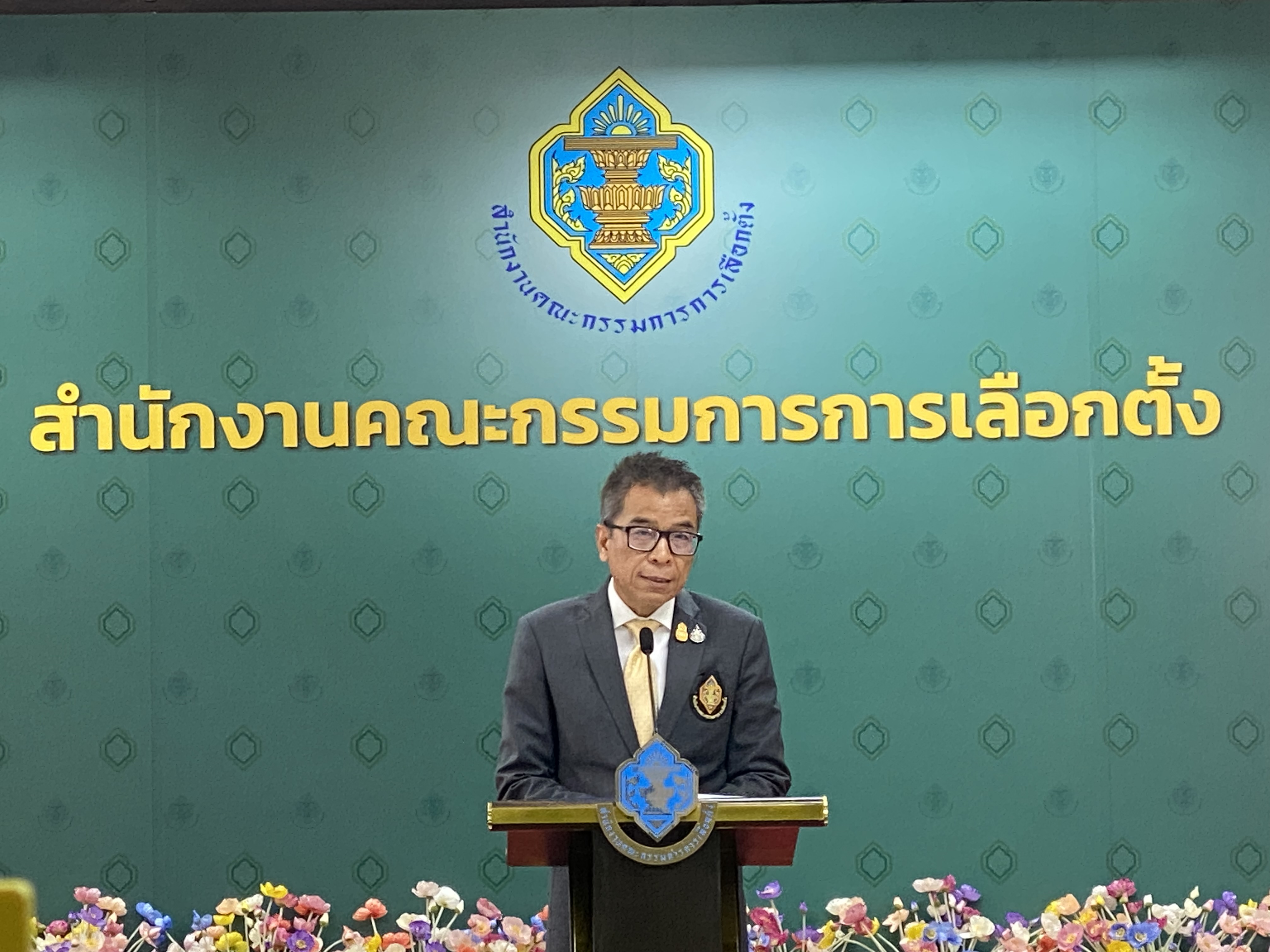 "เลขาฯกกต." ชี้ต้องรับรอง "พิธา" เป็นส.ส.ไปก่อน คดีคุณสมบัติยังพิจารณาไม่ได้ ทำได้คดีอาญา ม.151 