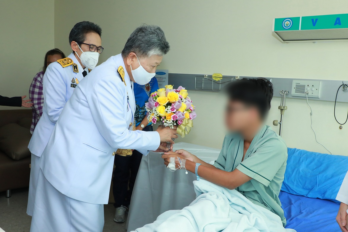 ในหลวงโปรดเกล้าฯผู้ช่วยราชเลขานุการฯเชิญสิ่งของพระราชทานมอบแก่เด็กนักเรียนราชวินิตมัธยมที่บาดเจ็บโรงพยาบาลวชิรพยาบาล