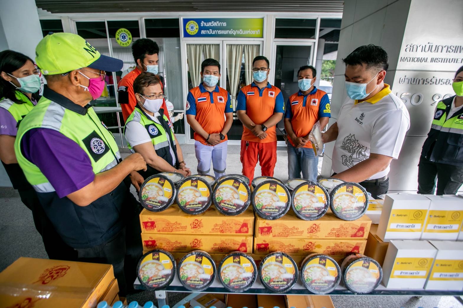 สิงห์อาสา เตรียมเสบียงอาหาร-น้ำดื่ม สนับสนุน สพฉ. ร่วม 50 มูลนิธิ สร้างทีมรถรับส่งฉุกเฉินผู้ป่วยโควิด