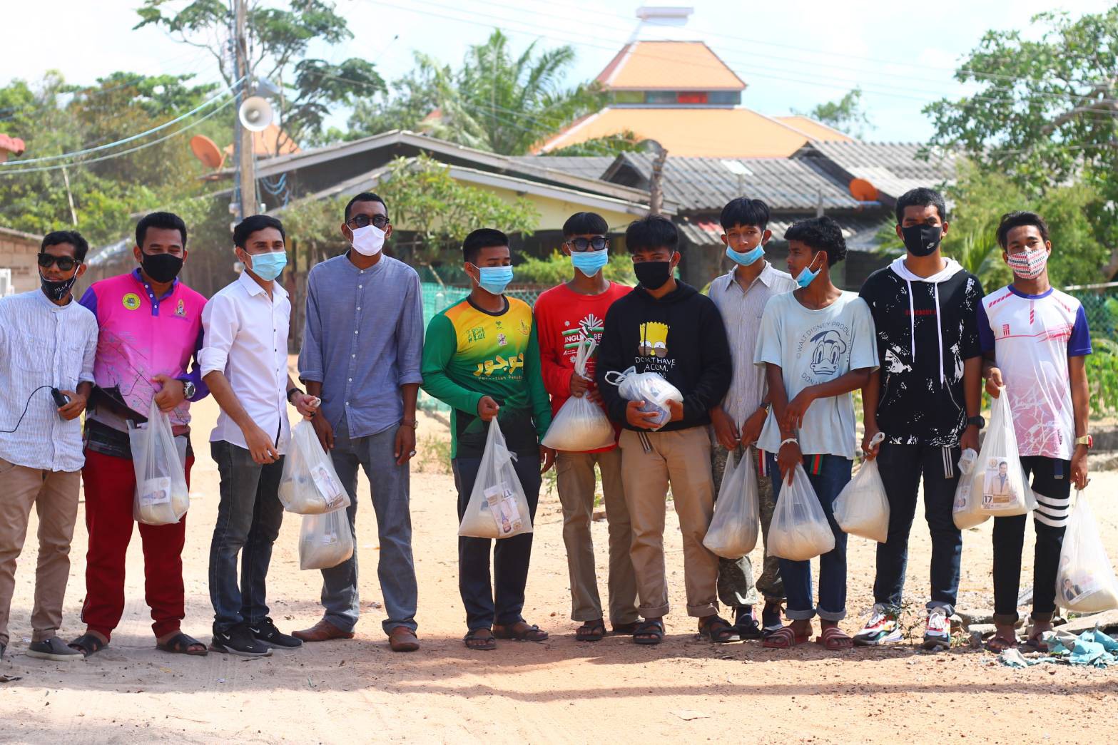 เยาวชนชายแดนใต้อาสานำข้าวสาร 4 ตัน จาก “ทวี สอดส่อง” กระจายทั่ว 3 จังหวัด