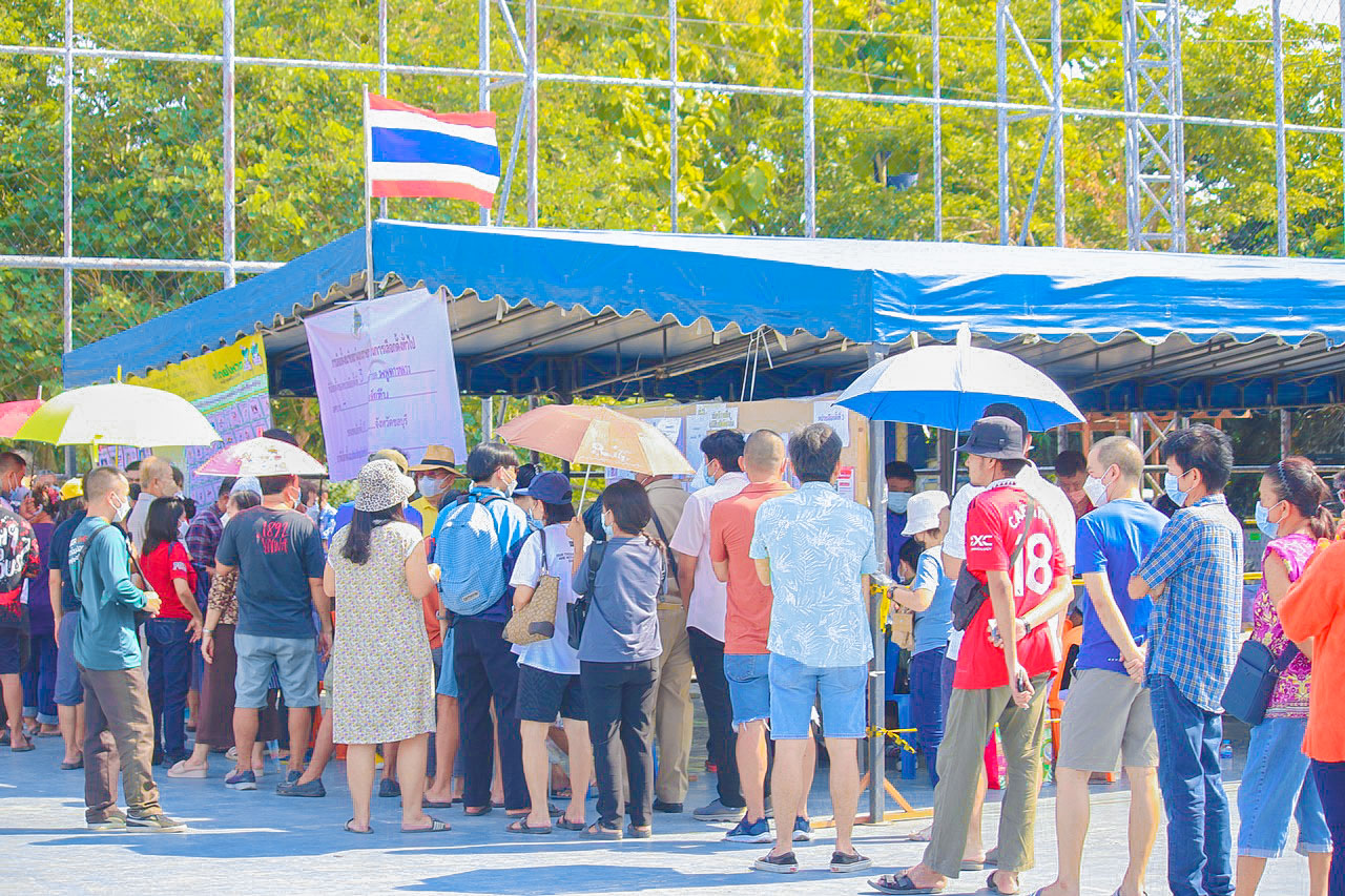 "สัตหีบ" เปิดหีบเลือกตั้ง ปชช.หย่อนบัตรคึกคัก ต่อแถวยาวเหยียด  