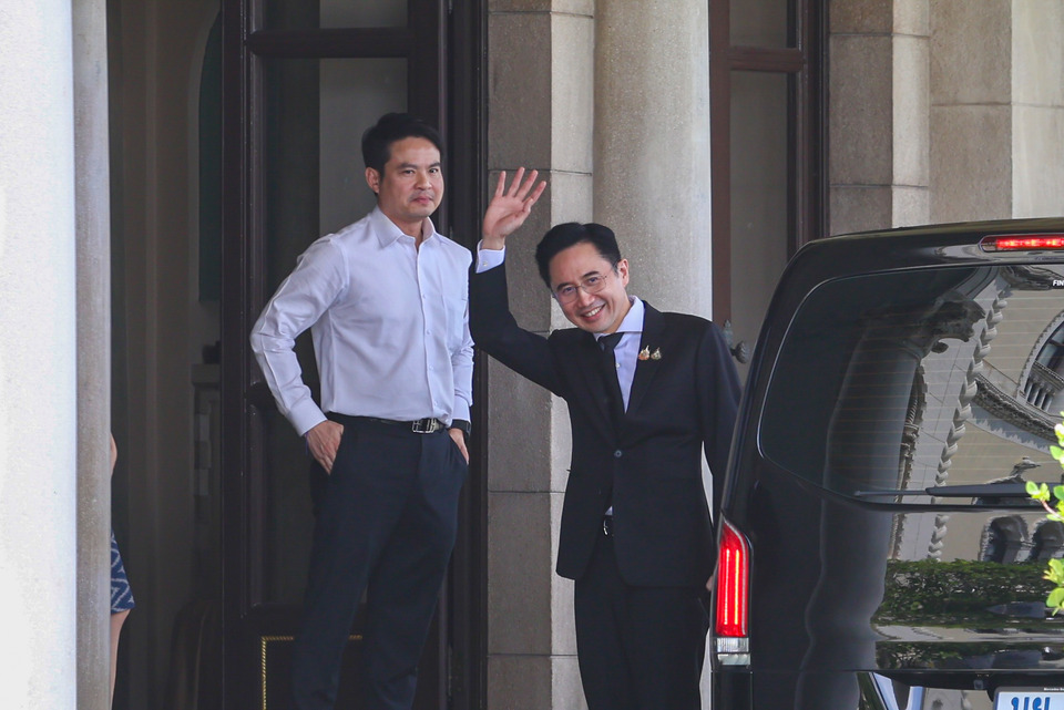 "ยศชนัน-จุลพันธ์" มาถึงทำเนียบฯ ขึ้นตึกไทยฯกินข้าวเที่ยง ตามคำเชิญ"นายกฯ" 