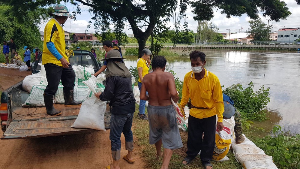 ชาวตำบลกะฮาด เร่งเสริมกระสอบทรายริมน้ำชี เตรียมรับมือฝนกระหน่ำซ้ำ