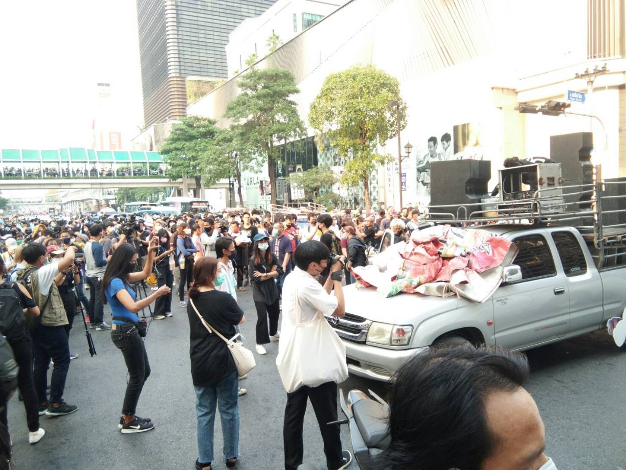 กลุ่มผู้ชุมนุมลงถนนปิดแยกราชประสงค์ ทำการจราจรติดหนัก