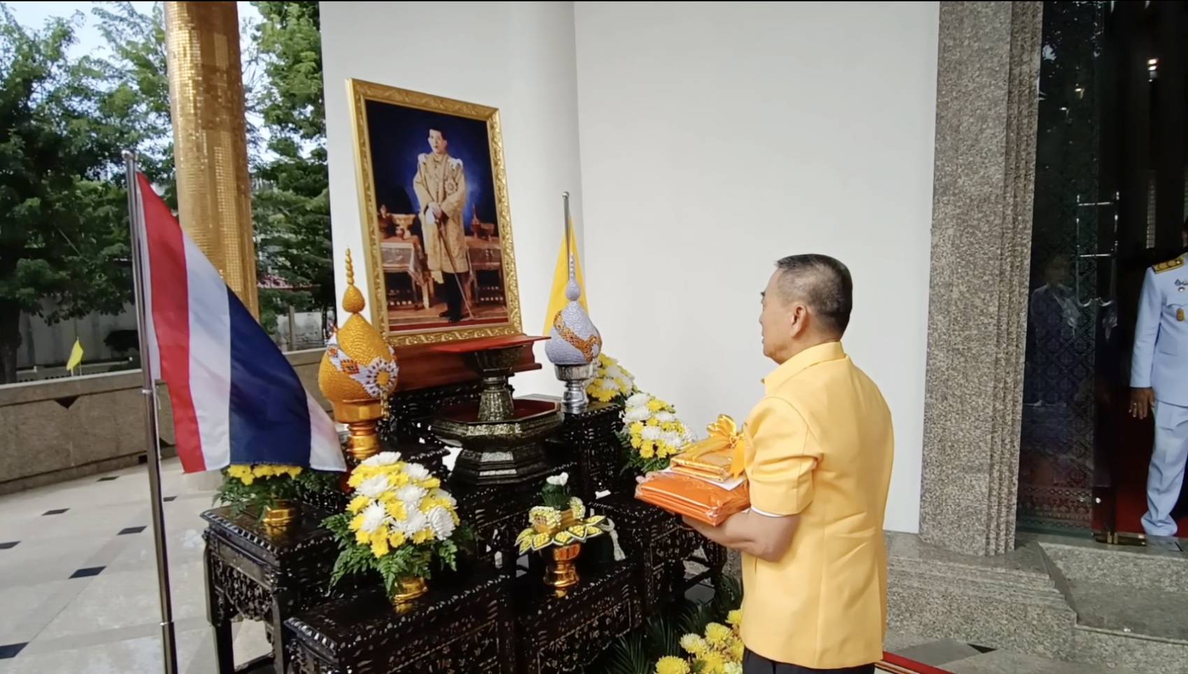 ในหลวง  โปรดเกล้าฯ ให้ บริษัท สำเพ็ง 2 จำกัด นำผ้าพระกฐินพระราชทาน ไปทอดถวายวัดป่าประดู่ จ.ระยอง