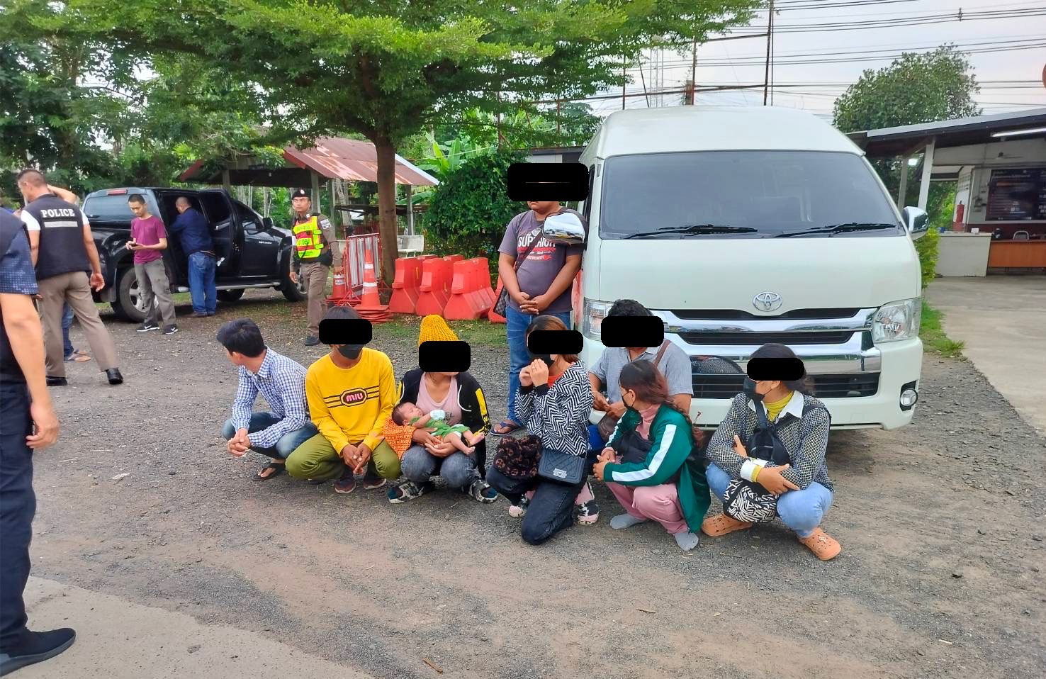 ตม.บุรีรัมย์ สนธิกำลัง กกล.สุรนารี-ภ.จว.บุรีรัมย์ จับรถตู้ลอบขนแรงงานต่างด้าวเข้าเมือง